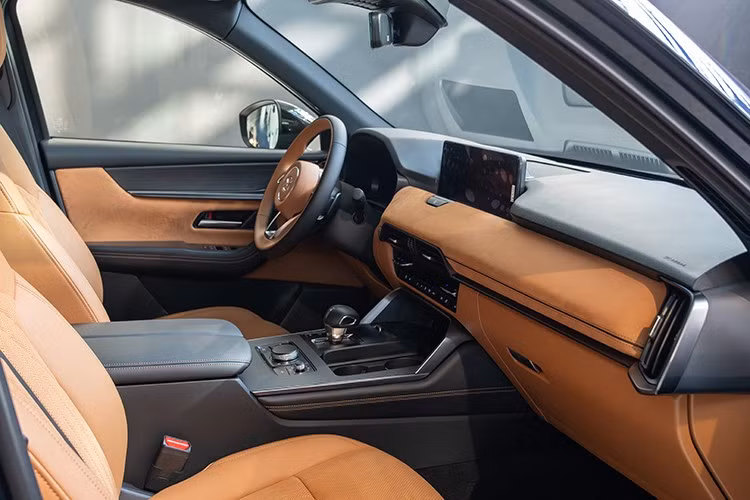 Cầu hình động cơ CX-60 dự kiến về VN sẽ là loại 2.5 PHEV. CX-60 PHEV (Plug-in hybrid) sử dụng động cơ xăng 4cyl dung tích 2.5L SkyActiv-G kết hợp với một mô-tơ điện và gói pin lithium-ion 17,8 kWh.