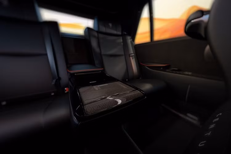 Sau khi giới thiệu Century SUV vào năm 2023, Toyota tiếp tục trình diễn concept Century Coupe tại JMS 2025 với thiết kế đèn pha đôi đặc trưng, phong cách hiện đại và nhiều chi tiết mang tính trình diễn công nghệ cao.