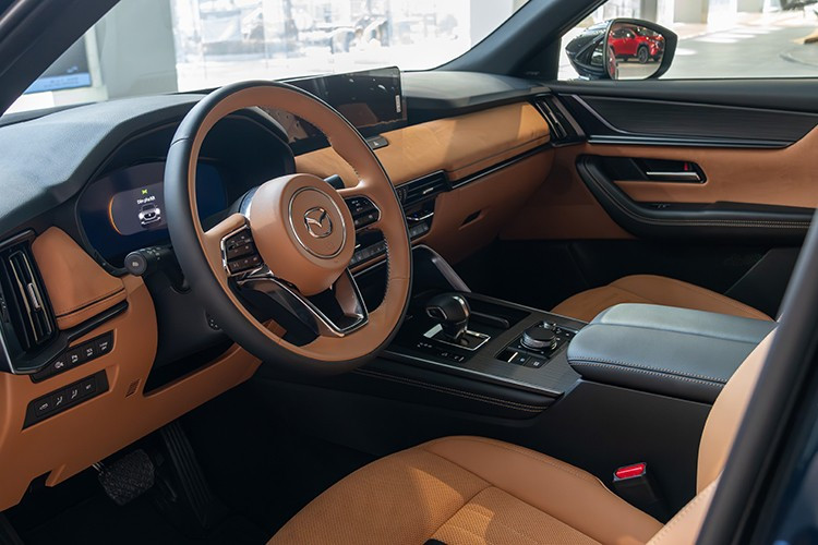 Mazda CX-60 sở hữu nội thất thiết kế hiện đại, sử dụng nhiều vật liệu trang trí bao gồm cả Da, Gỗ và Vải. Xe sử dụng màn hình hỗ trợ lái kỹ thuật số, màn hình giải trí trung tâm cỡ lớn đặt nổi trên bảng táp-lô trung tâm, phanh tay và cần số điện tử.