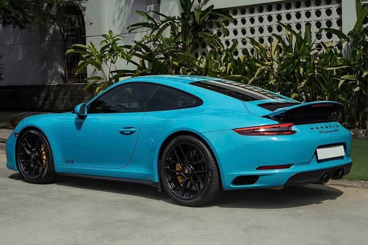 Ngoài màu sơn xanh Miami, chiếc xe thể thao Porsche 911 Carrera GTS 991.2 này còn có nhiều chi tiết sơn đen, bao gồm bộ mâm đa chấu kép sơn đen mờ, phanh gốm chi tiết này hơn 230 triệu đồng, gói nội thất GTS có giá 189 triệu đồng, ghế đua 189 triệu đồng...