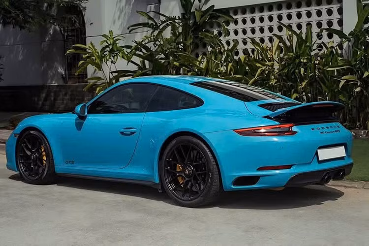 Ngoài màu sơn xanh Miami, chiếc xe thể thao Porsche 911 Carrera GTS 991.2 này còn có nhiều chi tiết sơn đen, bao gồm bộ mâm đa chấu kép sơn đen mờ, phanh gốm chi tiết này hơn 230 triệu đồng, gói nội thất GTS có giá 189 triệu đồng, ghế đua 189 triệu đồng...