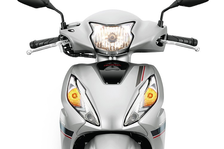 Phần đầu xe của Vision 2026 gây ấn tượng mạnh với sự kết hợp Vision hảo giữa đèn LED định vị trang trí hiện đại trên các phiên bản Thể thao, Đặc biệt và Cao cấp cùng với hệ thống đèn trước nổi bật, tạo nên một diện mạo cuốn hút và trẻ trung.