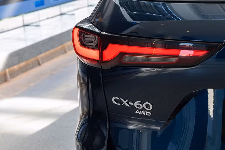 CX-60 PHEV sử dụng hộp số tự động 8 cấp mới sử dụng ly hợp đa đĩa và động cơ/máy phát điện tích hợp thay thế cho bộ chuyển đổi mô-men xoắn truyền thống. Hệ dẫn động bốn bánh toàn thời gian i-Activ AWD cũng được trang bị tiêu chuẩn.