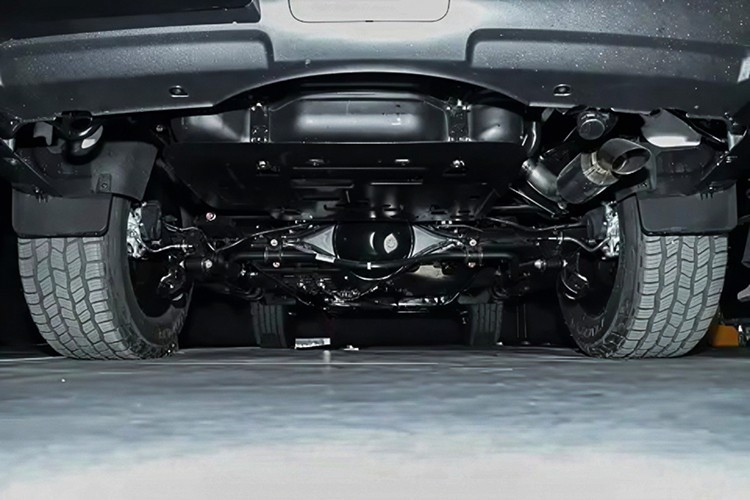 Hệ dẫn động 4WD toàn thời gian BorgWarner TOD đi kèm khóa vi sai trước và sau, tăng khả năng xoay xở trong địa hình khó. Bình nhiên liệu kép 131 lít cho phạm vi hoạt động tối đa tới 1.400km trong điều kiện tiêu chuẩn.