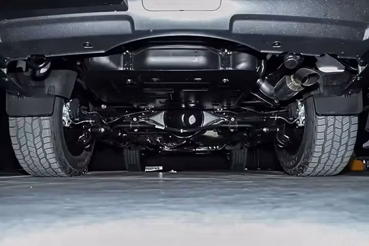 Hệ dẫn động 4WD toàn thời gian BorgWarner TOD đi kèm khóa vi sai trước và sau, tăng khả năng xoay xở trong địa hình khó. Bình nhiên liệu kép 131 lít cho phạm vi hoạt động tối đa tới 1.400km trong điều kiện tiêu chuẩn.