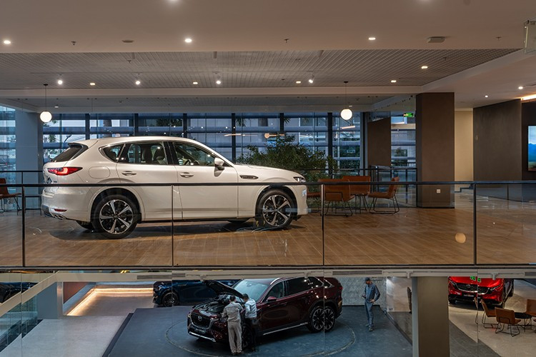 Mazda CX-60 mới xuất hiện tại Việt Nam sử dụng cấu trúc khung gầm mở rộng Skyactiv dẫn động cầu sau và tất cả các bánh mới của Mazda. Xe sở hữu kích thước DxRxC lần lượt: 4.745 x1.890 x 1.680 mm, đi cùng với chiều dài cơ sở 2.870 mm. Lớn và rộng hơn Mazda CX-5.