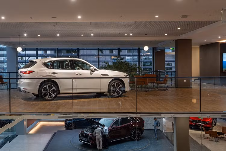 Mazda CX-60 mới xuất hiện tại Việt Nam sử dụng cấu trúc khung gầm mở rộng Skyactiv dẫn động cầu sau và tất cả các bánh mới của Mazda. Xe sở hữu kích thước DxRxC lần lượt: 4.745 x1.890 x 1.680 mm, đi cùng với chiều dài cơ sở 2.870 mm. Lớn và rộng hơn Mazda CX-5.