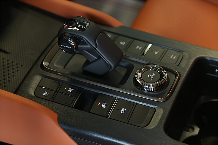 Xe được trang bị thêm đèn nóc và lưới tản nhiệt thiết kế khác biệt. Về an toàn và hỗ trợ lái, H9 Crossing Edition vẫn có gói hỗ trợ tự động cấp độ 2 và camera hành trình trước.