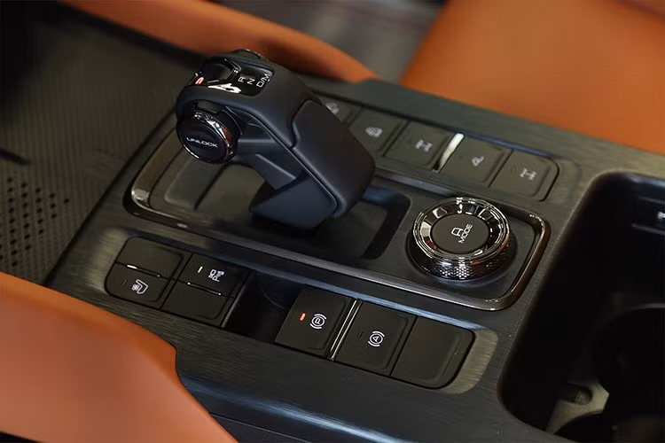 Xe được trang bị thêm đèn nóc và lưới tản nhiệt thiết kế khác biệt. Về an toàn và hỗ trợ lái, H9 Crossing Edition vẫn có gói hỗ trợ tự động cấp độ 2 và camera hành trình trước.