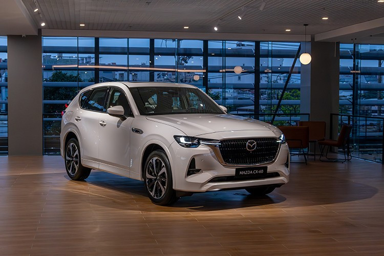 Mazda CX-60 trang bị bộ mâm 20 inch, sơn màu đen đối với bản M-Hybrid, ngoài ra mỗi phiên bản sẽ có hoạ tiết và màu sơn khác nhau. Đèn hậu Mazda CX-60 sở hữu họa tiết có phần tương đồng Mazda CX-5 thế hệ mới.