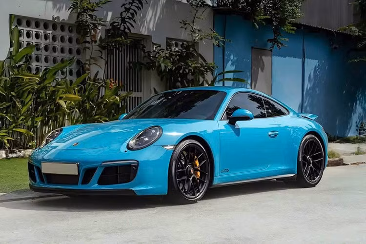 Lúc được nhập về nước vào năm 2018, những chiếc xe thể thao Porsche 911 Carrera GTS 991.2 có giá hơn 8 tỷ đồng, số lượng xe không có quá nhiều, và chỉ 1 xe mang màu xanh Miami xuất hiện. Chiếc xe này có tùy chọn gần 1,9 tỷ đồng.