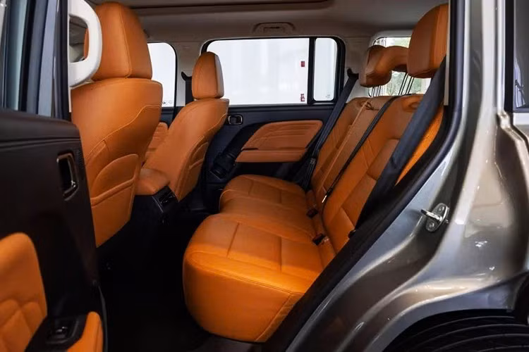 Điểm đáng chú ý là bản H9 Crossing Edition lược bỏ một số tiện nghi như camera 360 độ, đèn nội thất và hỗ trợ đỗ xe tự động để ưu tiên cấu hình off-road thực dụng hơn. So với bản Warrior Edition, phiên bản mới bổ sung hai chế độ off-road gồm Rock (đá) và Expert (chuyên gia).