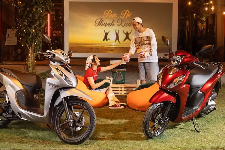 Mức giá bán Honda Vision 2026 vẫn được giữ nguyên so với bản tiền nhiệm. Xe được niêm yết chính hãng từ 31,89 triệu đồng đối với phiên bản tiêu chuẩn, phiên bản thể thao cao cấp nhất có giá 37,29 triệu đồng.