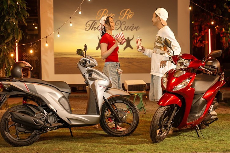 Honda Vision 2026 sẽ chính thức bán ra thị trường vào ngày 18/12/2025 thông qua các Cửa hàng Bán xe và Dịch vụ do Honda Ủy nhiệm (HEAD) trên toàn quốc, với chế độ bảo hành 03 năm hoặc 30.000km (tùy theo điều kiện nào đến trước).