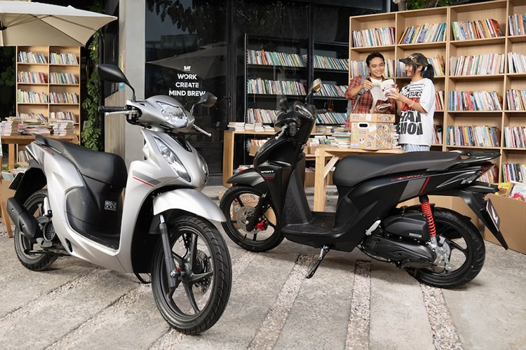 Honda Việt Nam (HVN) vừa chính thức giới thiệu phiên bản xe ga Vision 2026 với bộ sưu tập màu sắc mới. Phiên bản Thể thao của Vision năm nay có màu Bạc Nhám hoàn toàn mới, kết hợp với tay dắt sau được tinh chỉnh màu đen và bộ tem thể thao, đem lại hình ảnh hiện đại, trẻ trung hơn. Phiên bản Cao cấp là sự kết hợp tông màu Đỏ - Đen.