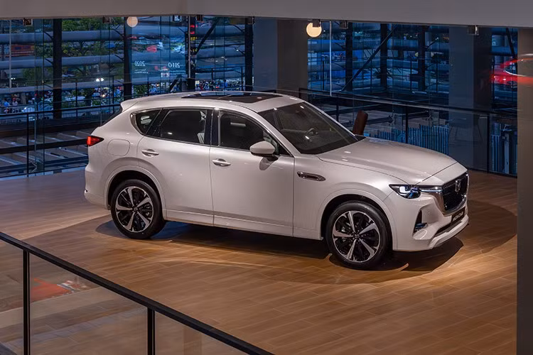 Mazda CX-60 ra mắt toàn cầu từ đầu năm 2022 và là một trong những mẫu xe đầu tiên của dòng sản phẩm “2 số” định vị cao cấp của Mazda. Xe hiện đang được trưng bày tại địa lý chính hãng Mazda Việt Nam và dự kiến sẽ được nhập khẩu từ Nhật và bán ra thị trường từ tháng 4/2026.