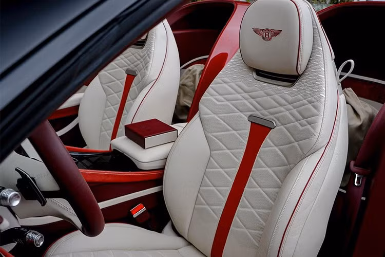 Điều khiến kết quả này càng bất ngờ hơn chính là thời điểm và bối cảnh mà phiên đấu giá diễn ra. Abu Dhabi vốn là địa bàn của các nhà sưu tập giàu có, những người sẵn sàng mua xe hiếm chỉ trong chớp mắt. Thế nhưng, Bentley Bacalar vẫn không đủ sức thuyết phục, ngay cả với nhóm khách hàng này.