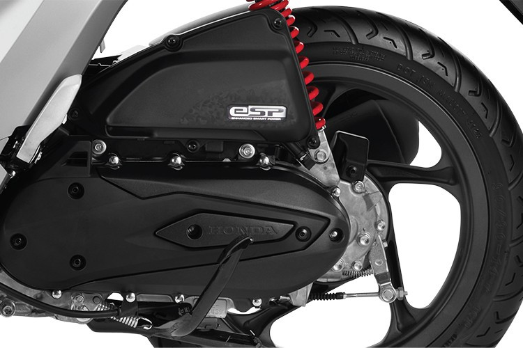 Điểm nhấn nổi bật của Vision 2026 chính là khối động cơ eSP thông minh với thiết kế nhỏ gọn, dung tích 110cc, 4 kỳ, xy-lanh đơn và làm mát bằng không khí. Động cơ này tích hợp hàng loạt công nghệ tiên tiến như hệ thống phun xăng điện tử PGM-FI, bộ đề ACG, và hệ thống ngắt động cơ tạm thời (idling stop), giúp tăng cường hiệu suất vận hành, tiết kiệm nhiên liệu và giảm ma sát.