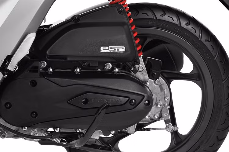 Điểm nhấn nổi bật của Vision 2026 chính là khối động cơ eSP thông minh với thiết kế nhỏ gọn, dung tích 110cc, 4 kỳ, xy-lanh đơn và làm mát bằng không khí. Động cơ này tích hợp hàng loạt công nghệ tiên tiến như hệ thống phun xăng điện tử PGM-FI, bộ đề ACG, và hệ thống ngắt động cơ tạm thời (idling stop), giúp tăng cường hiệu suất vận hành, tiết kiệm nhiên liệu và giảm ma sát.