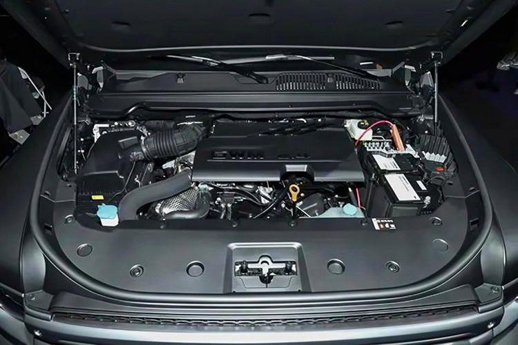 Mẫu SUV nhà Haval sử dụng động cơ diesel tăng áp 2.4L, cho công suất 186 mã lực và momen xoắn xoắn 490Nm, kết hợp hộp số tự động 9 cấp.