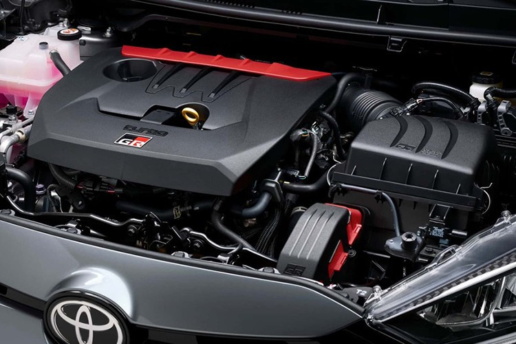 Tuy nhiên, dấu hiệu rõ ràng nhất của gói trang bị GTS Aero Performance Package là cánh gió sau lớn, có thể điều chỉnh được, giúp cải thiện khả năng xử lý ở tốc độ cao và độ ổn định khi phanh tùy thuộc vào góc độ được thiết lập.