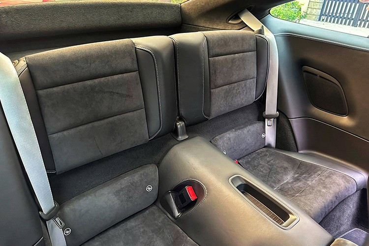 Porsche 911 Carrera GTS màu xanh Miami sử dụng hộp số 7 cấp ly hợp kép PDK, nhờ đó, mẫu xe thể thao này có thời gian tăng tốc từ vị trí xuất phát lên 100 km/h chỉ trong thời gian 3,7 giây trước khi đạt vận tốc tối đa 310 km/h. Ngoài hộp số tự động, 911 Carrera GTS còn được trang bị thêm hộp số sàn.