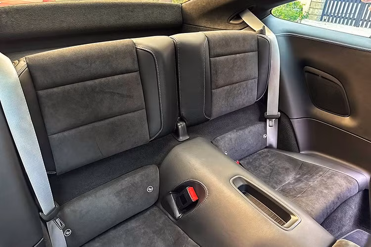 Porsche 911 Carrera GTS màu xanh Miami sử dụng hộp số 7 cấp ly hợp kép PDK, nhờ đó, mẫu xe thể thao này có thời gian tăng tốc từ vị trí xuất phát lên 100 km/h chỉ trong thời gian 3,7 giây trước khi đạt vận tốc tối đa 310 km/h. Ngoài hộp số tự động, 911 Carrera GTS còn được trang bị thêm hộp số sàn.