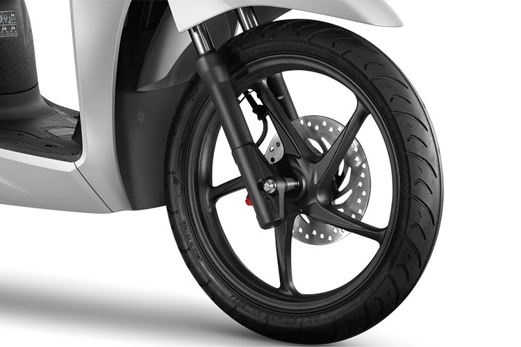 Bên cạnh đó, vành đúc với thiết kế độc đáo lấy cảm hứng từ phong cách châu Âu, cũng tạo ấn tượng về sự tinh tế và thanh lịch, góp phần tôn lên vẻ đẹp toàn diện của chiếc xe. Đặc biệt, bánh xe trước lớn 16 inch trên phiên bản Thể thao không chỉ nâng tầm phong cách mà còn mang đến tư thế lái thoải mái cho người dùng, với tầm nhìn rộng mở hơn bao giờ hết.