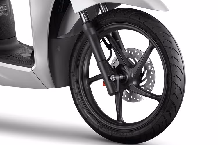 Bên cạnh đó, vành đúc với thiết kế độc đáo lấy cảm hứng từ phong cách châu Âu, cũng tạo ấn tượng về sự tinh tế và thanh lịch, góp phần tôn lên vẻ đẹp toàn diện của chiếc xe. Đặc biệt, bánh xe trước lớn 16 inch trên phiên bản Thể thao không chỉ nâng tầm phong cách mà còn mang đến tư thế lái thoải mái cho người dùng, với tầm nhìn rộng mở hơn bao giờ hết.