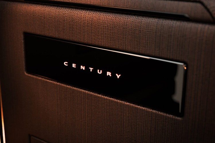 Bản dựng của “kelsonik” loại bỏ hoàn toàn kiểu dáng SUV, thay vào đó là thân xe coupe truyền thống – gợi nhớ đến các mẫu xe touring châu Âu, nhưng vẫn giữ được sự sang trọng tinh tế đặc trưng của thương hiệu Century.