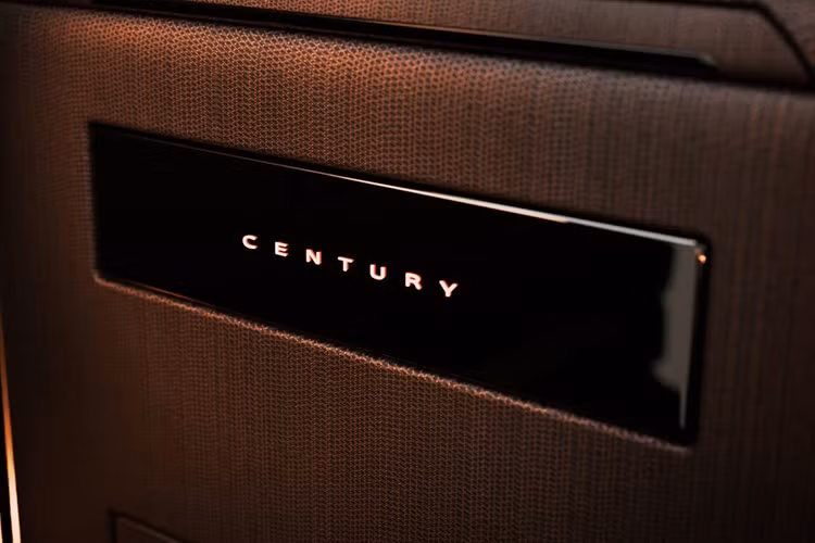 Bản dựng của “kelsonik” loại bỏ hoàn toàn kiểu dáng SUV, thay vào đó là thân xe coupe truyền thống – gợi nhớ đến các mẫu xe touring châu Âu, nhưng vẫn giữ được sự sang trọng tinh tế đặc trưng của thương hiệu Century.