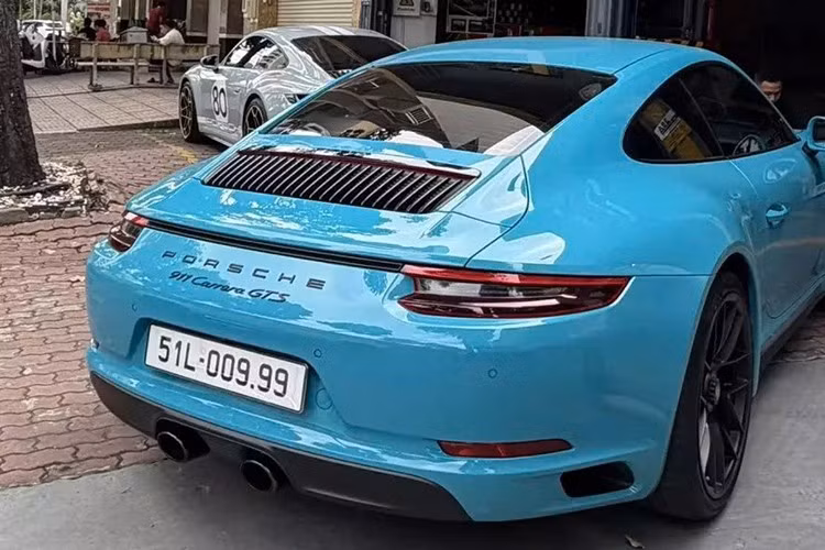Việc chiếc xe Porsche 911 Carrera GTS 991.2 hàng hiếm liên tục rao bán trong thời gian gần đây đã nhận được sự quan tâm của giới chơi xe trong nước, theo tìm hiểu, xe mới có giao dịch và ra biển số rất đẹp là 51L-009.99.