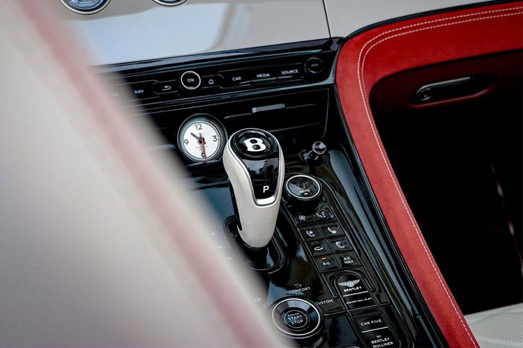 Xe mang số khung thứ 5 trong tổng số 12 chiếc xuất xưởng, khoác trên mình bộ cánh ngoại thất màu đỏ Memphis Red vừa đậm vừa tinh tế, rất hợp với dáng vẻ phô trương của Bacalar. Bên cạnh đó là bộ mâm 22 inch được hoàn thiện 3 lớp với bề mặt màu bạc kết hợp các chi tiết màu satin.