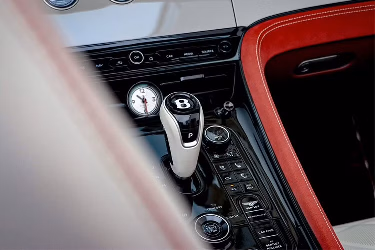 Xe mang số khung thứ 5 trong tổng số 12 chiếc xuất xưởng, khoác trên mình bộ cánh ngoại thất màu đỏ Memphis Red vừa đậm vừa tinh tế, rất hợp với dáng vẻ phô trương của Bacalar. Bên cạnh đó là bộ mâm 22 inch được hoàn thiện 3 lớp với bề mặt màu bạc kết hợp các chi tiết màu satin.