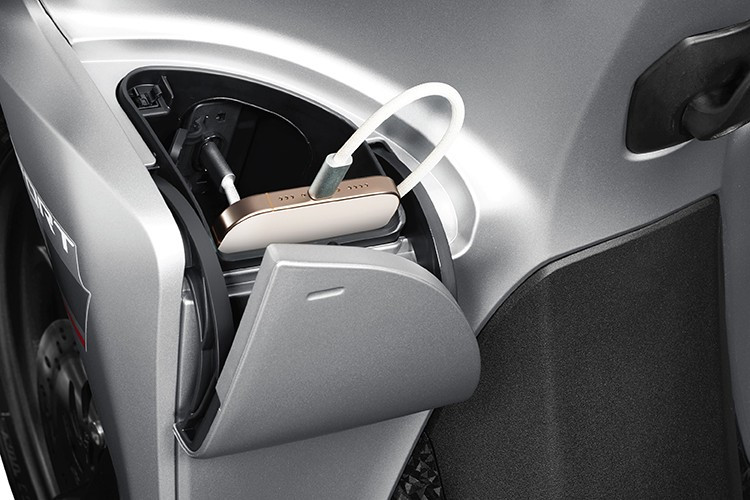 Đồng thời, Vision 2026 còn tiếp tục được trang bị hàng loạt tiện ích hàng đầu bao gồm: hệ thống khóa thông minh Smart Key, cốp đựng đồ với dung tích lớn cùng hộc đựng đồ phía trước rộng rãi, có nắp đậy và tích hợp cổng sạc loại C, mang lại sự tiện lợi tối đa cho những bạn trẻ yêu thích di chuyển.