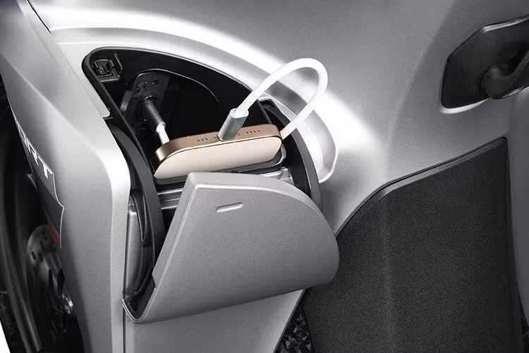 Đồng thời, Vision 2026 còn tiếp tục được trang bị hàng loạt tiện ích hàng đầu bao gồm: hệ thống khóa thông minh Smart Key, cốp đựng đồ với dung tích lớn cùng hộc đựng đồ phía trước rộng rãi, có nắp đậy và tích hợp cổng sạc loại C, mang lại sự tiện lợi tối đa cho những bạn trẻ yêu thích di chuyển.