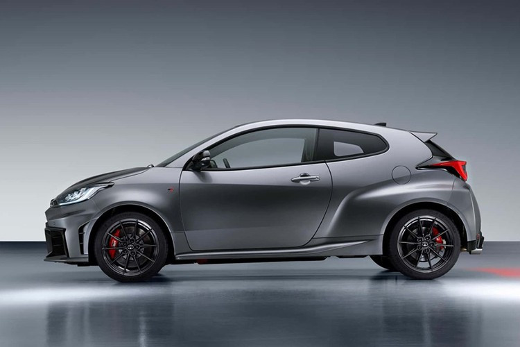 Ngoài ra, GR Yaris GTS còn được trang bị đầy đủ các tính năng của Toyota GR Yaris tiêu chuẩn, bao gồm bộ vi sai chống trượt Torsen, mâm hợp kim rèn 18 inch với lốp Michelin Pilot Sport 4S và hệ thống treo được tinh chỉnh đặc biệt.