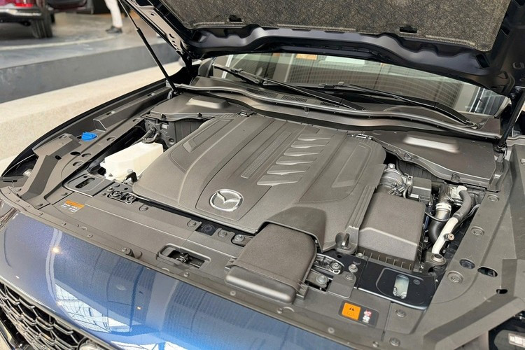 Nhờ đó, CX-60 PHEV trở thành chiếc xe đường trường mạnh mẽ hàng đầu mà Mazda từng sản xuất. Nhà sản xuất ô tô Nhật Bản cho biết CX-60 PHEV có khả năng tăng tốc 0 – 100km/h chỉ trong 5,8 giây trước khi đạt tốc độ tối đa giới hạn 200km/h.