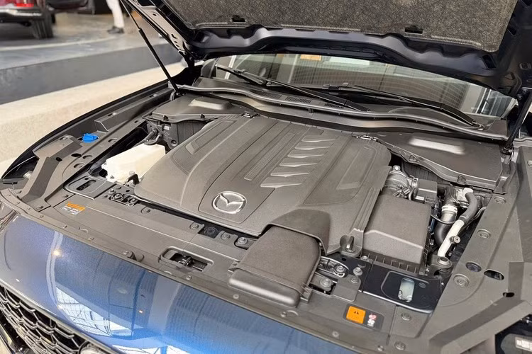 Nhờ đó, CX-60 PHEV trở thành chiếc xe đường trường mạnh mẽ hàng đầu mà Mazda từng sản xuất. Nhà sản xuất ô tô Nhật Bản cho biết CX-60 PHEV có khả năng tăng tốc 0 – 100km/h chỉ trong 5,8 giây trước khi đạt tốc độ tối đa giới hạn 200km/h.