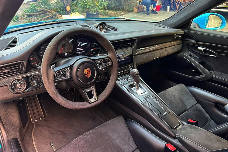 Porsche 911 Carrera GTS 991 phiên bản nâng cấp nhận được sự điều chỉnh ở khối động cơ khi công suất của xe được tăng thêm 20 mã lực. Xe sở hữu động cơ Boxer 6 xy-lanh, tăng áp kép, dung tích 3.0 lít.