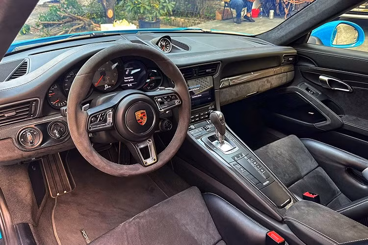 Porsche 911 Carrera GTS 991 phiên bản nâng cấp nhận được sự điều chỉnh ở khối động cơ khi công suất của xe được tăng thêm 20 mã lực. Xe sở hữu động cơ Boxer 6 xy-lanh, tăng áp kép, dung tích 3.0 lít.