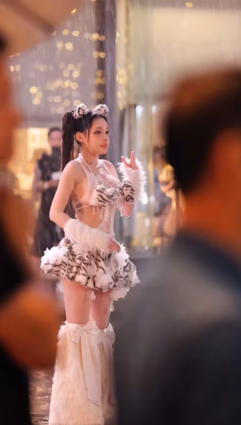 Màn trình diễn này không chỉ khiến cư dân mạng bất ngờ mà còn hé lộ một khía cạnh hoàn toàn khác, một Ngân 98 chân thật hơn, đầy cảm xúc và có phần "lạc lõng" giữa ánh hào quang ảo.