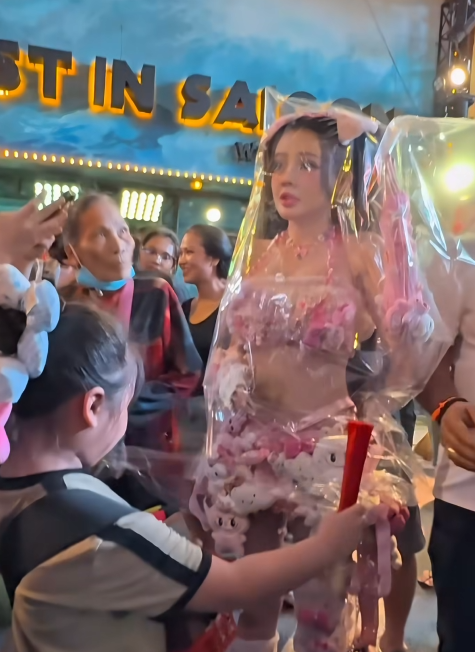 Ngân 98 đã dành nhiều thời gian chuẩn bị, từ trang phục, phụ kiện đến lớp trang điểm cầu kỳ. Tuy nhiên, thời tiết lại không ủng hộ. Thay vì hủy bỏ, cô đã quyết định đối mặt.