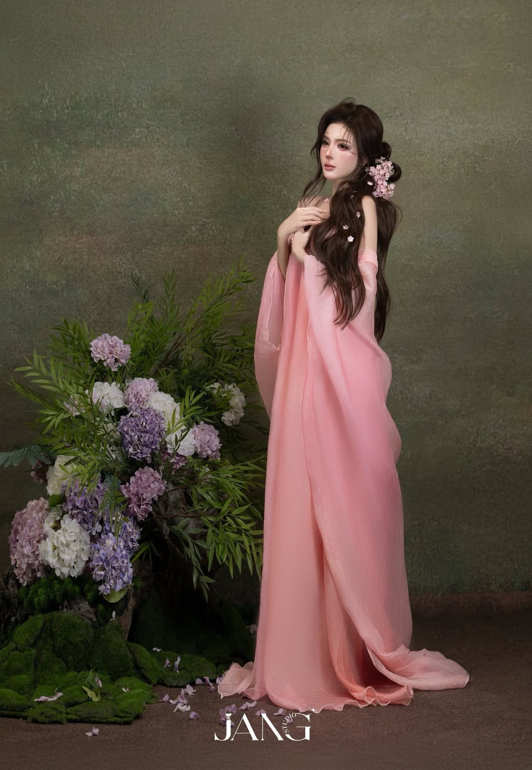 Dù tạo dáng đứng, ngồi hay nghiêng mình bên những khóm hoa, cô vẫn giữ được phong thái nhẹ nhàng, sang trọng, không hề gượng ép.