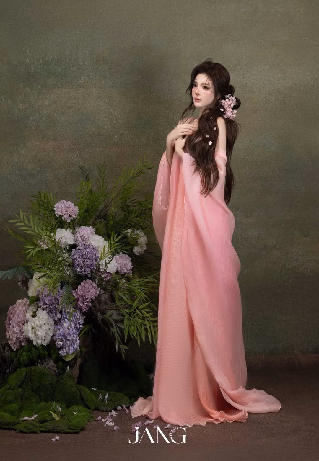 Dù tạo dáng đứng, ngồi hay nghiêng mình bên những khóm hoa, cô vẫn giữ được phong thái nhẹ nhàng, sang trọng, không hề gượng ép.