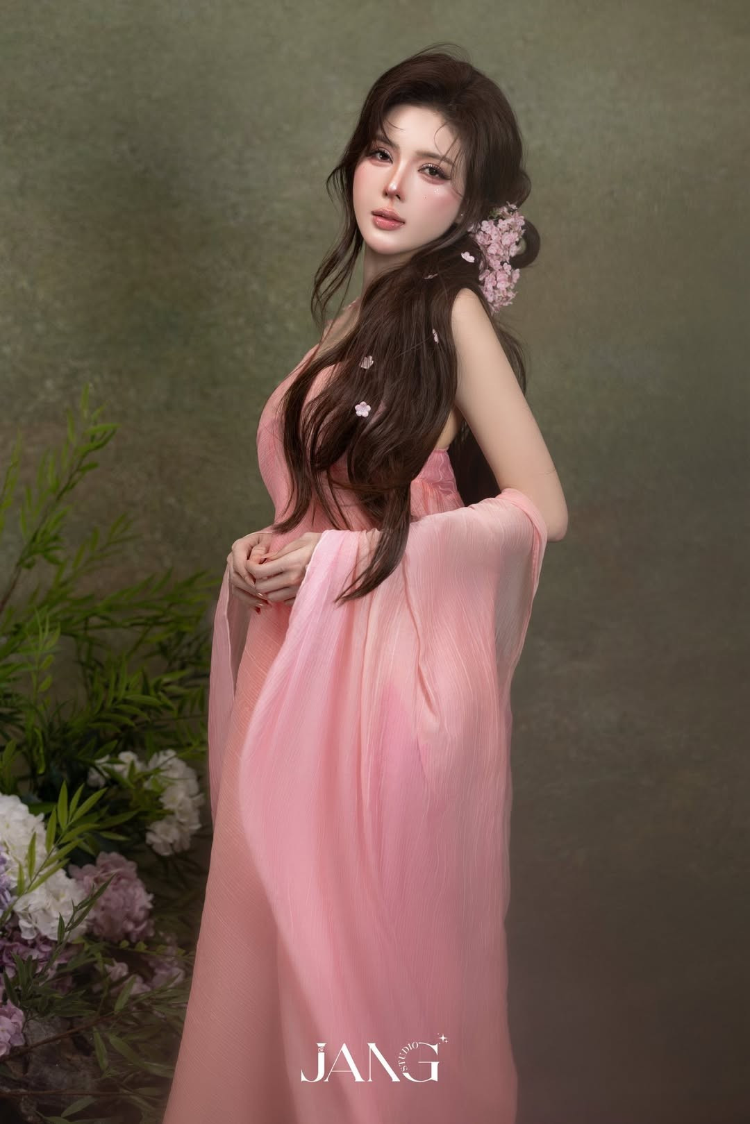 View - 'Búpbê sống' Lilly Luta diện váy lụa như bước ra từ cổ tích | Báo Tri thức và Cuộc sống - TIN TỨC PHỔ BIẾN KIẾN THỨC 24H