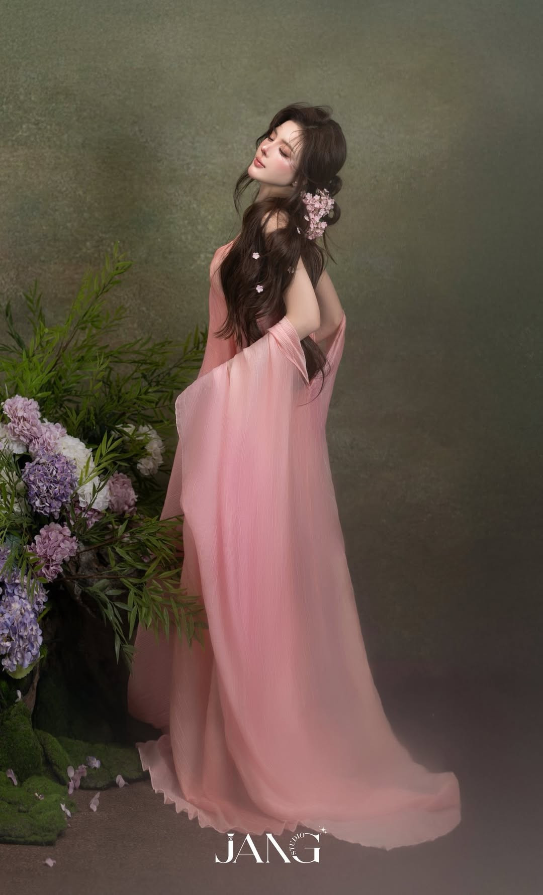 Dấu mốc quan trọng trong sự nghiệp của Lilly Luta là khi cô đoạt giải Nữ sinh khả ái nhất tại cuộc thi Miss Ngôi sao 2012. Từ đây, cô nhanh chóng trở thành gương mặt quen thuộc trong các bộ ảnh thời trang, lookbook, được nhiều nhiếp ảnh gia săn đón.