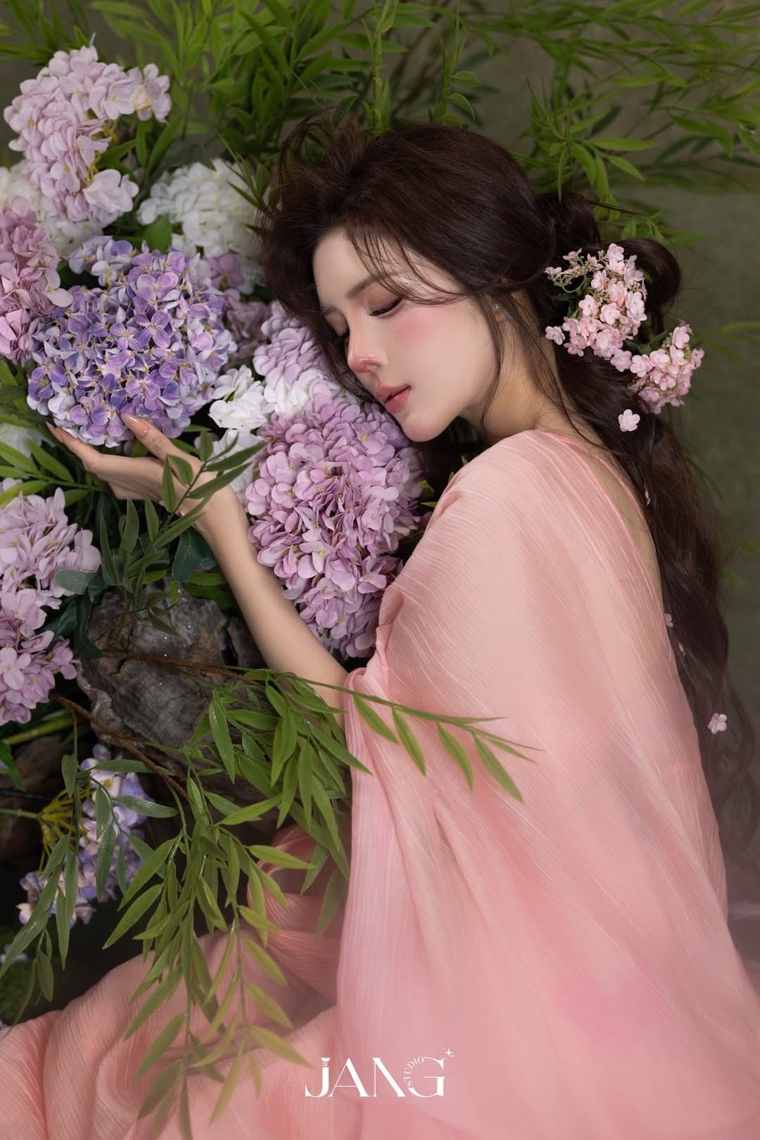 View - 'Búpbê sống' Lilly Luta diện váy lụa như bước ra từ cổ tích | Báo Tri thức và Cuộc sống - TIN TỨC PHỔ BIẾN KIẾN THỨC 24H