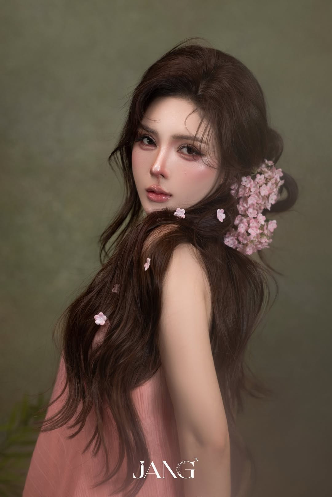 Chất liệu lụa mỏng rủ nhẹ theo từng chuyển động, kết hợp cùng kiểu dáng váy bay bổng, giúp cô nàng như hòa vào khung cảnh thiên nhiên.