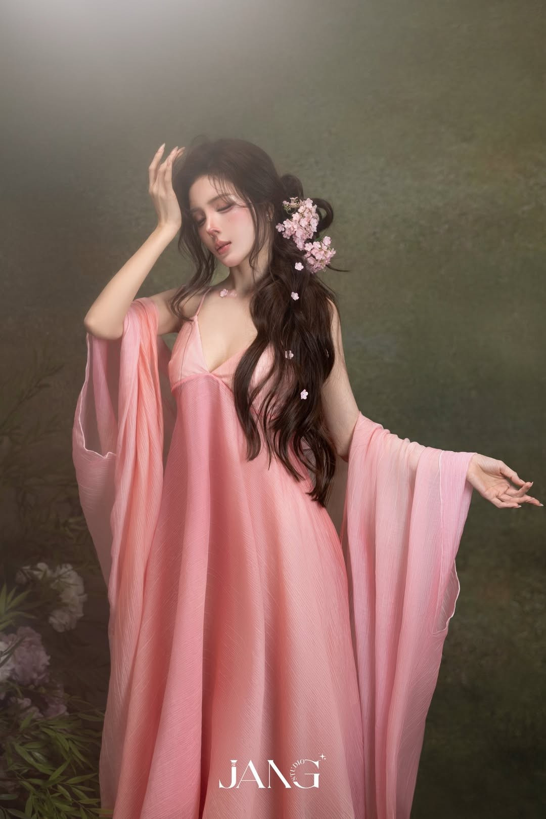 Điểm nhấn không nằm ở sự phô trương, mà ở thần thái: ánh mắt mơ màng, biểu cảm dịu dàng nhưng đầy chiều sâu, đủ khiến người đối diện phải dừng lại ngắm nhìn thật lâu.